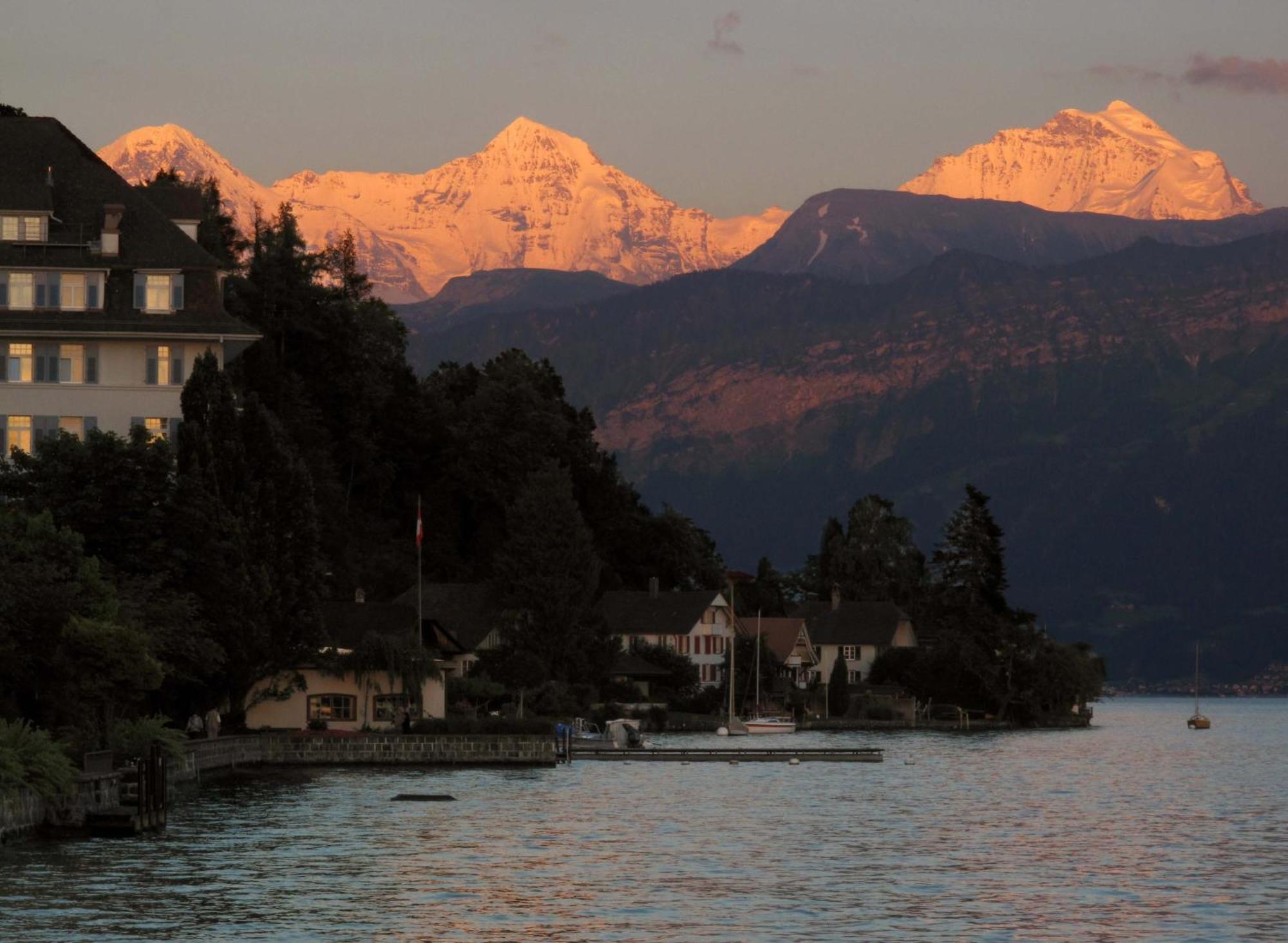 Hotel Restaurant Bellevue Au Lac Thun Exterior photo