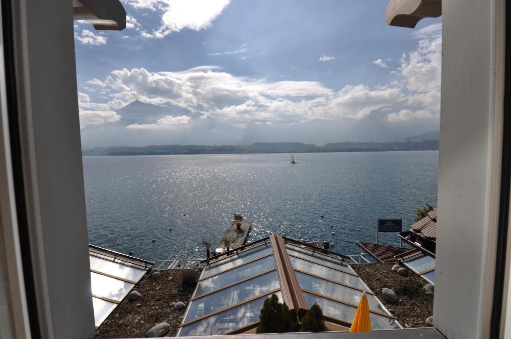 Hotel Restaurant Bellevue Au Lac Thun Exterior photo