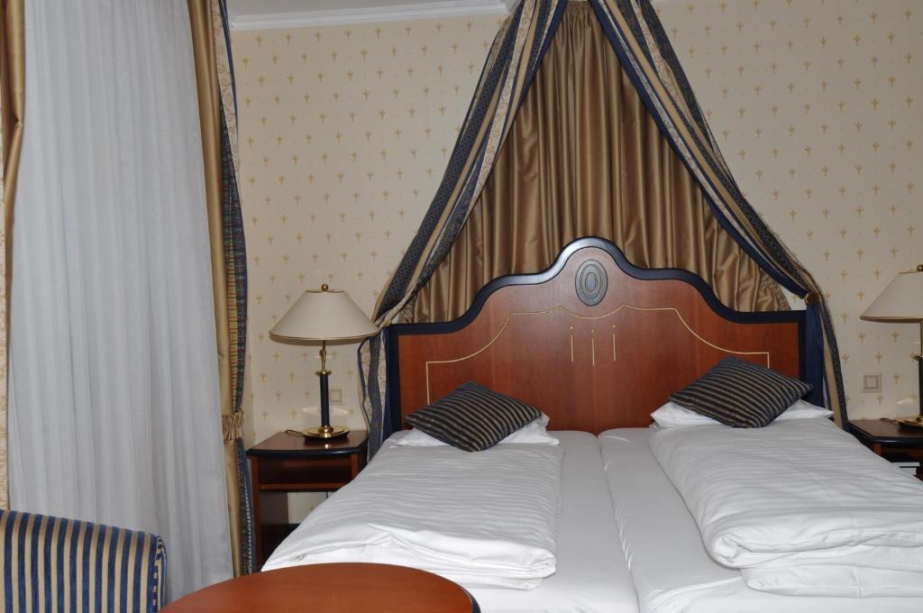 Hotel Restaurant Bellevue Au Lac Thun Room photo