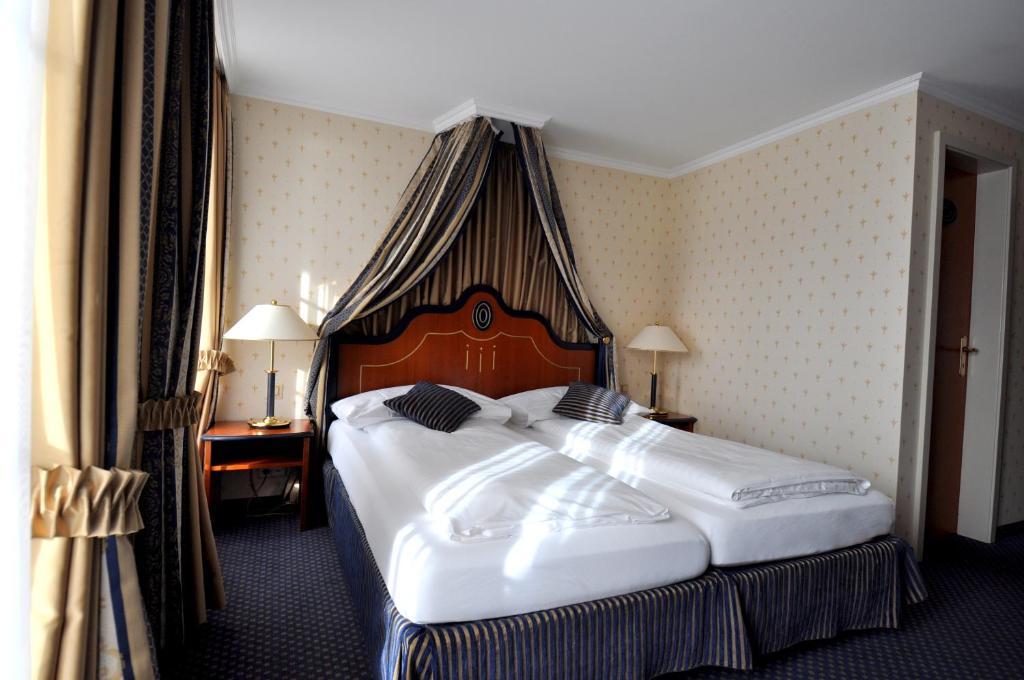 Hotel Restaurant Bellevue Au Lac Thun Room photo