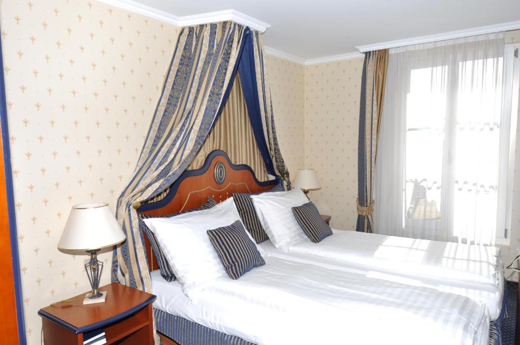 Hotel Restaurant Bellevue Au Lac Thun Room photo