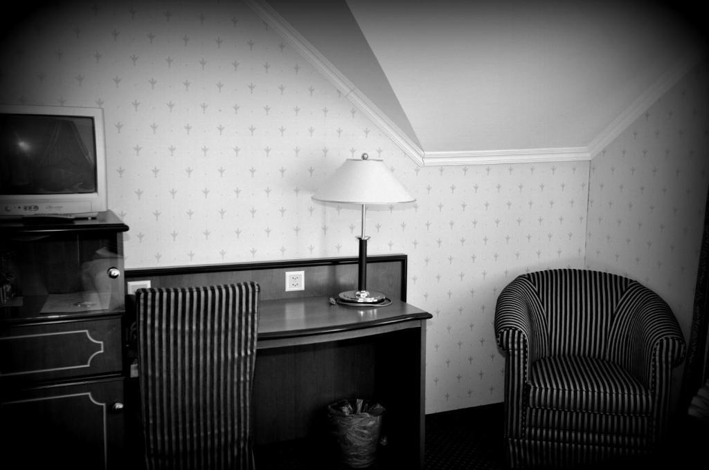 Hotel Restaurant Bellevue Au Lac Thun Room photo