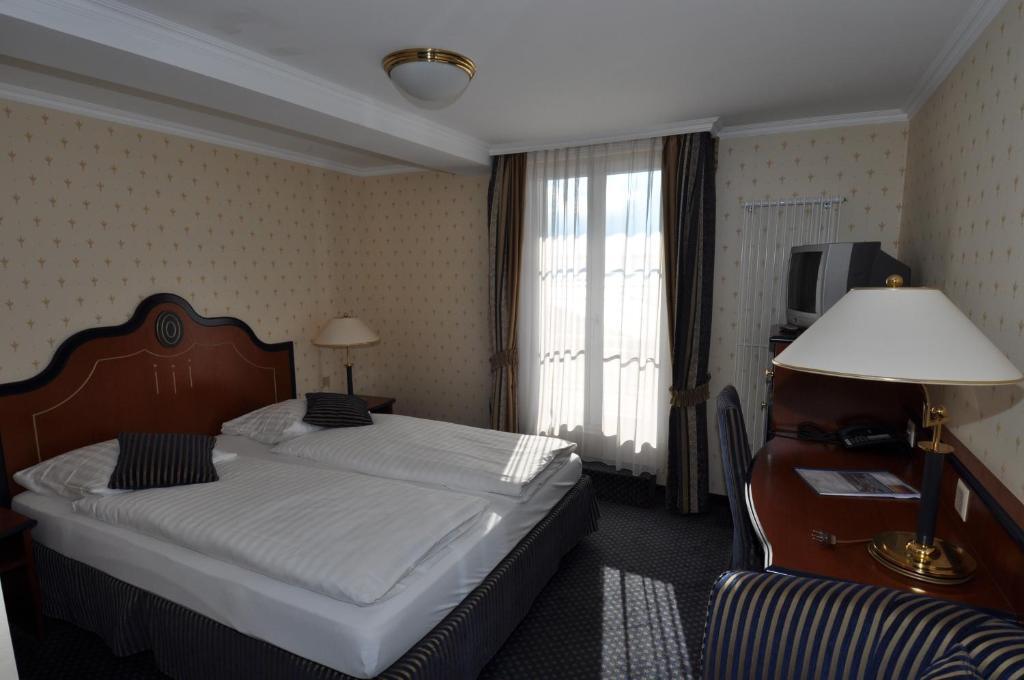 Hotel Restaurant Bellevue Au Lac Thun Room photo